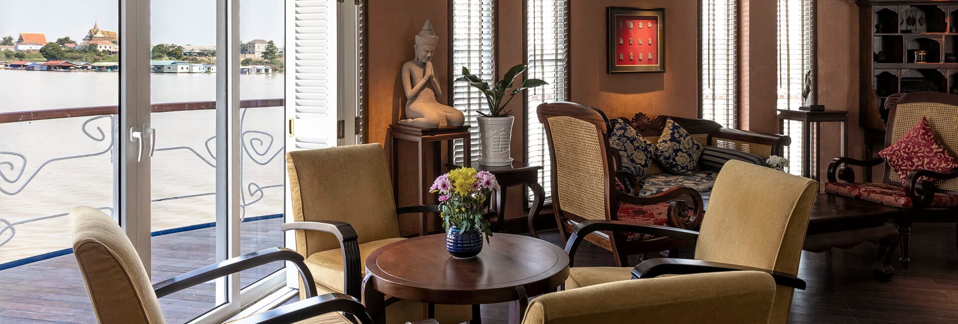 Intérieur élégant d'un bateau de croisière TMR Croisières, offrant une vue sur le fleuve et des expériences authentiques.