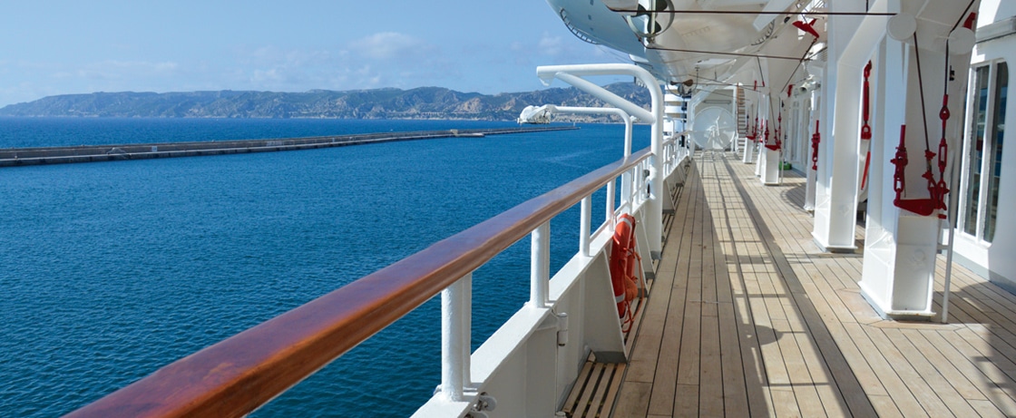 Croisière de luxe à bord d'un navire TMR Croisières, offrant des vues panoramiques sur des paysages côtiers enchanteurs.