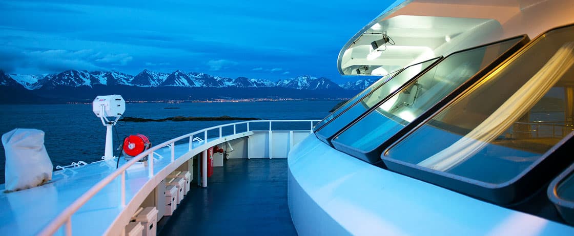 Croisière luxueuse avec TMR Croisières, vue sur des montagnes majestueuses au crépuscule, expérience authentique et immersive.