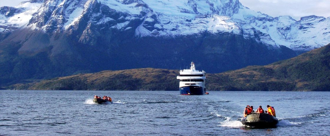 Croisière de luxe au cœur des paysages majestueux, entre montagnes enneigées et eaux cristallines. TMR Croisières.