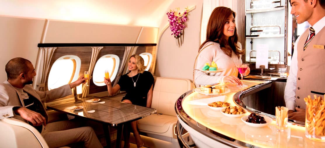 Voyage en première classe avec TMR Voyages, offrant une expérience de luxe avec des services raffinés et un confort inégalé.