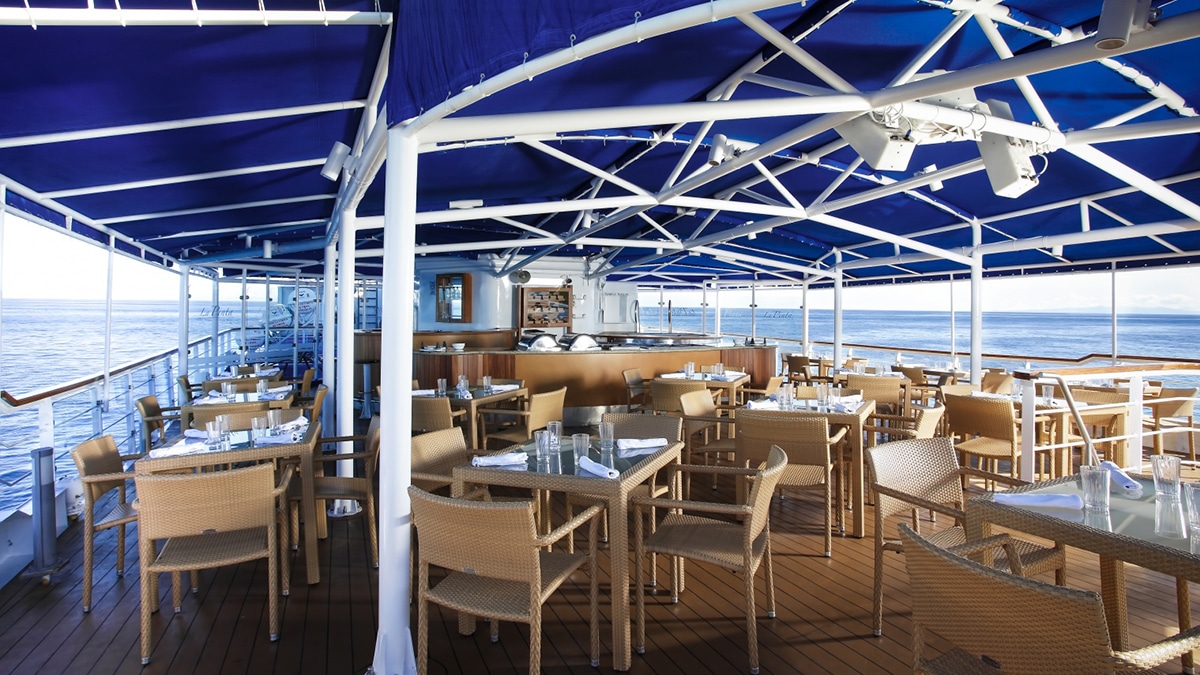Terrasse élégante sur un bateau de croisière TMR Croisières, offrant une vue imprenable sur l'océan pour des escapades exclusives.