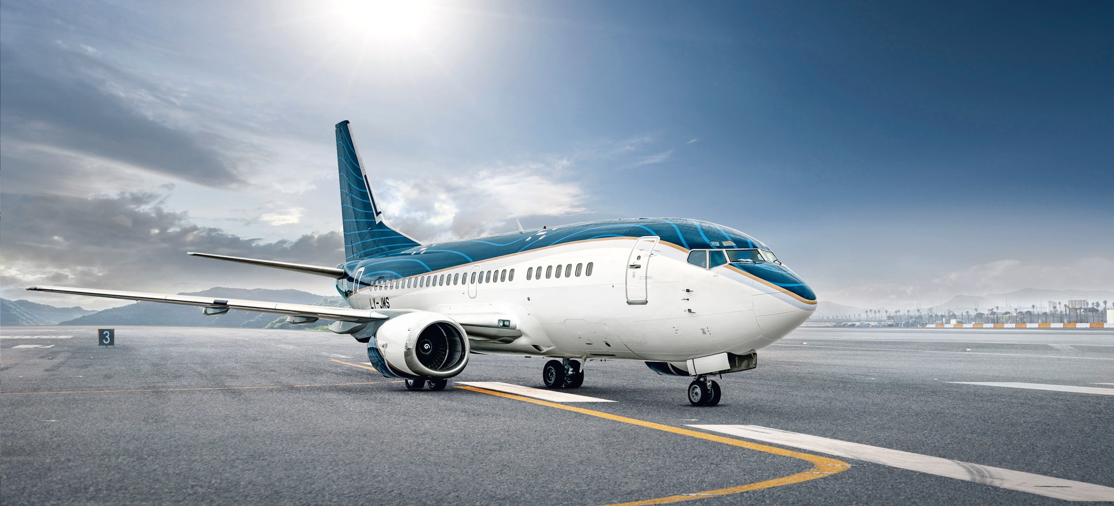 Avion prêt pour le décollage, symbole d'aventures authentiques et de voyages sur mesure avec TMR Voyages.