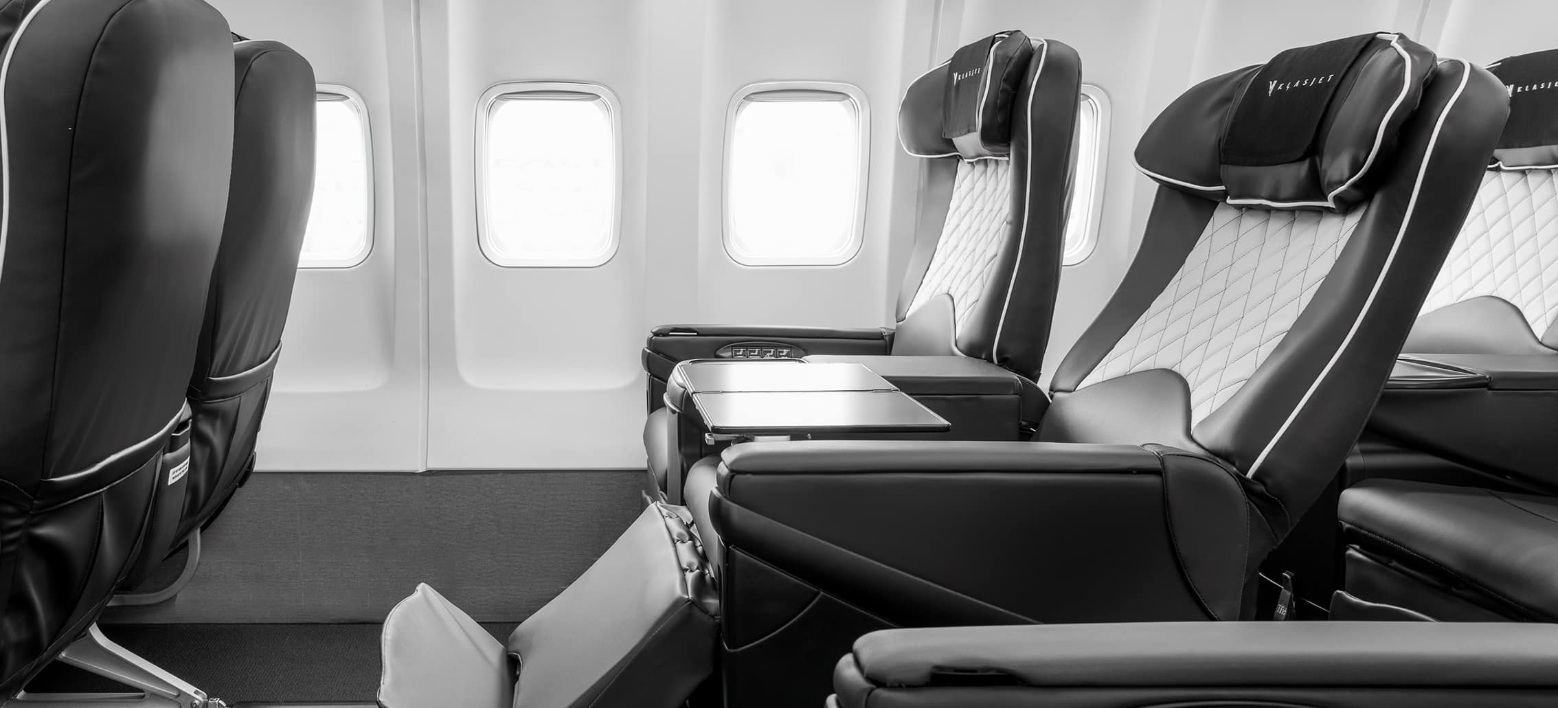 Sièges confortables en première classe, idéaux pour des voyages de luxe avec TMR Voyages vers des destinations emblématiques.