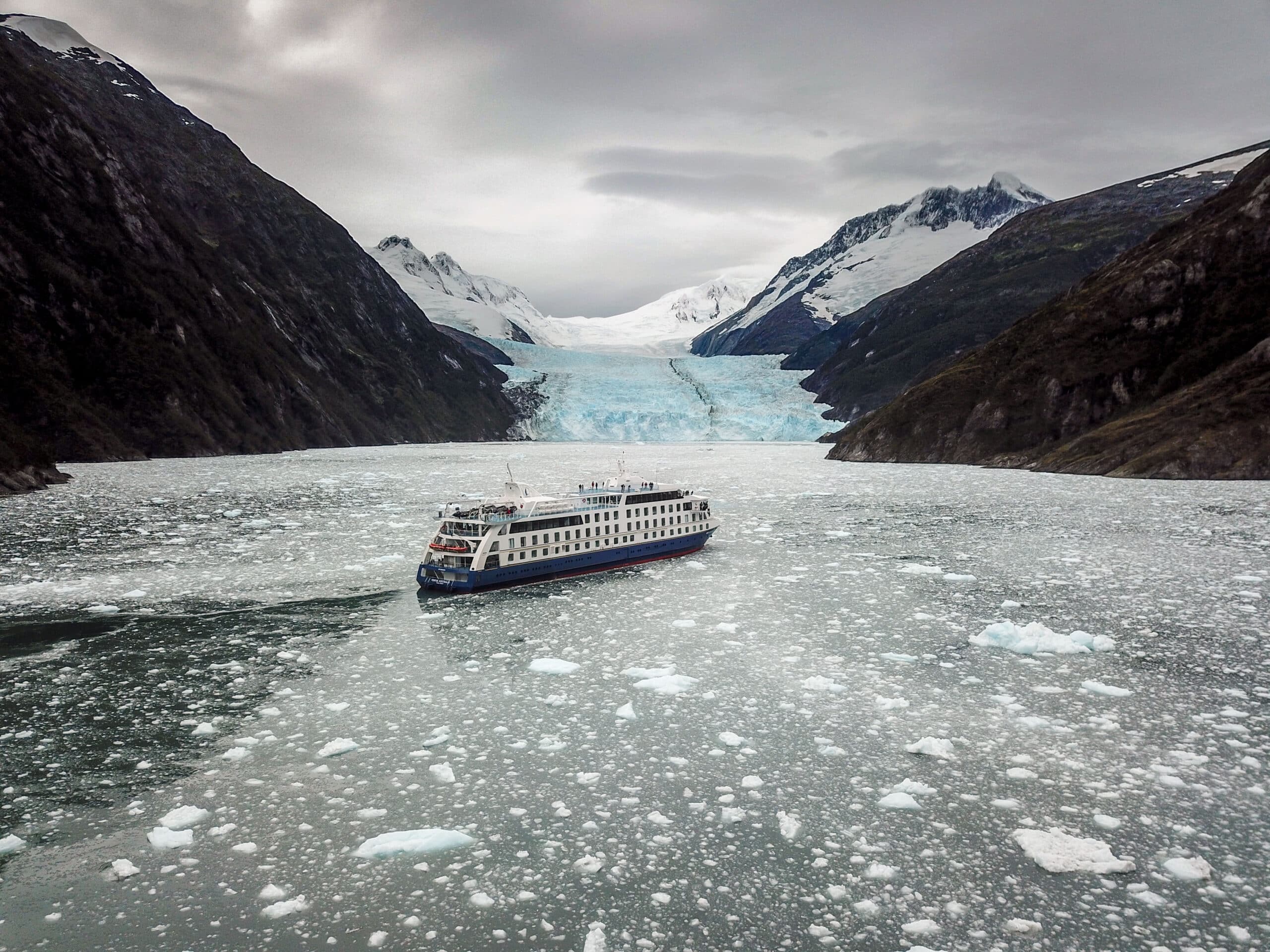 Croisière de luxe avec TMR Croisières dans les fjords glaciaires, offrant des expériences authentiques et des paysages époustouflants.