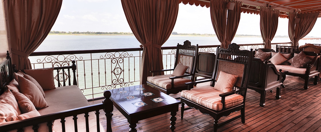 Terrasse élégante avec vue sur le fleuve, idéale pour une croisière de luxe avec TMR Croisières.