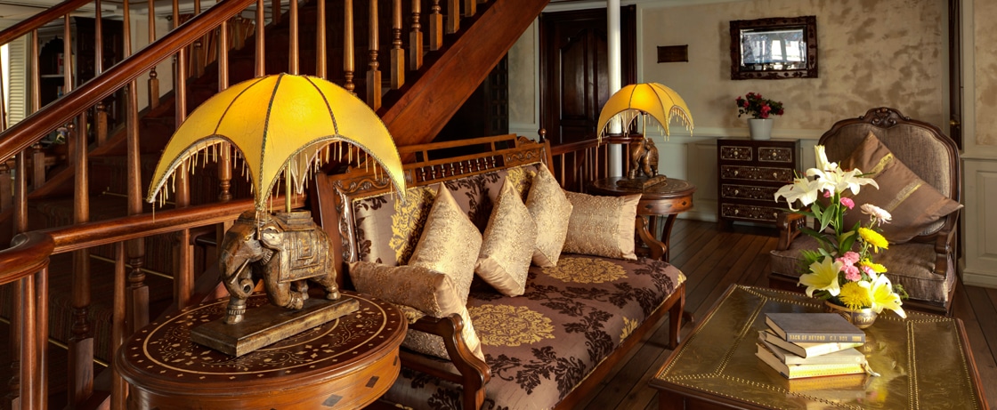 Intérieur élégant d'un salon avec des lampes vintage, parfait pour des croisières de luxe avec TMR Croisières.