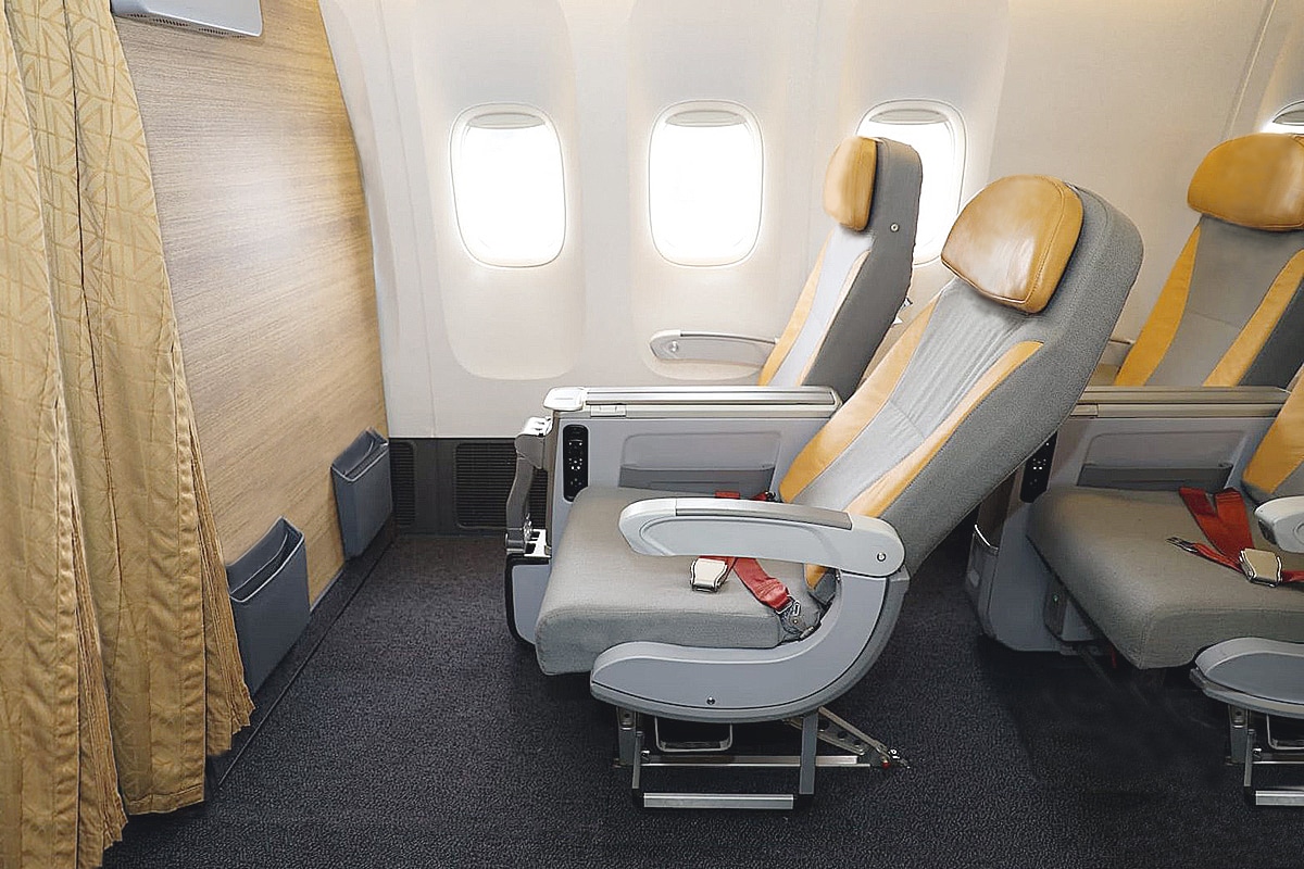 Sièges d'avion spacieux et confortables, parfaits pour un voyage de luxe avec TMR Voyages.