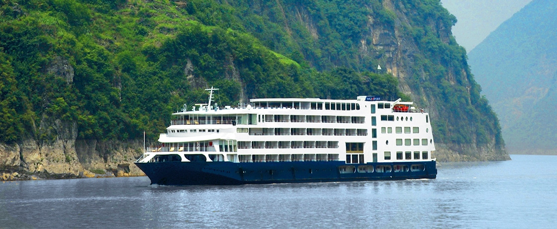 Croisière de luxe à bord de TMR Croisières, explorant des paysages époustouflants et des expériences authentiques en pleine nature.