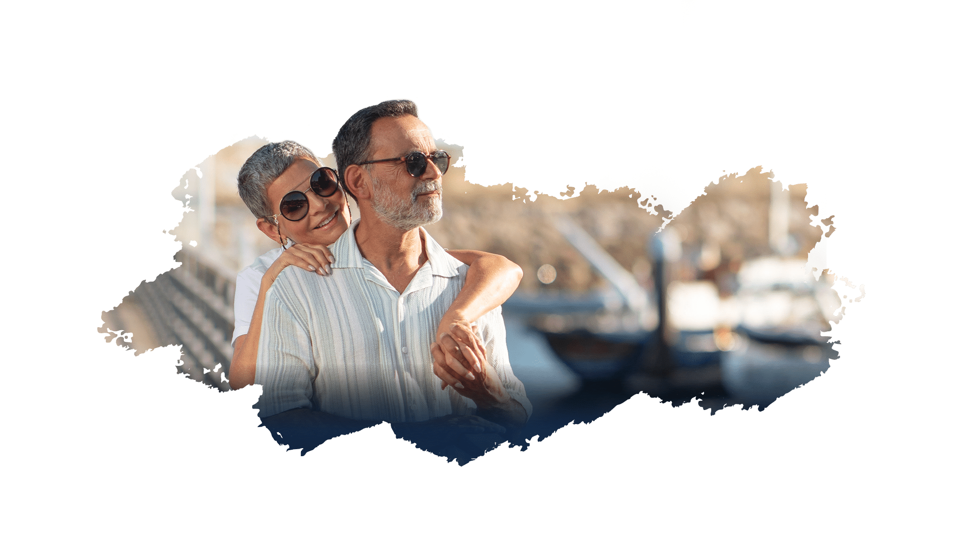 Un couple souriant sur un quai, profitant d'une croisière de luxe avec TMR Croisières, entouré de paysages côtiers idylliques.